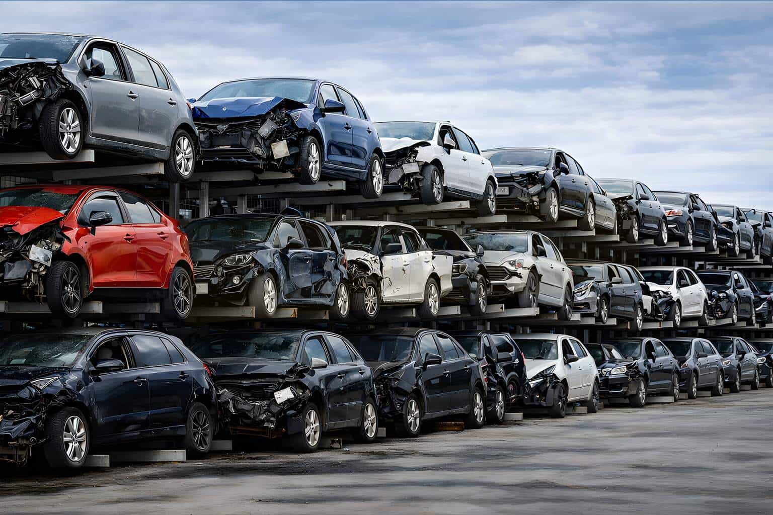 Grúa de reciclaje de coches con vehículo en plataforma